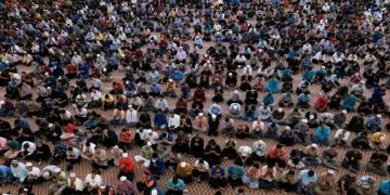 Malezya’da 2 yılın ardından sosyal mesafesiz ilk teravih kılındı