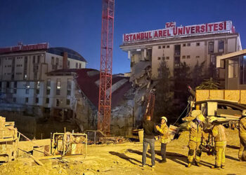 İstanbul’da 3 katlı özel üniversite binası çöktü