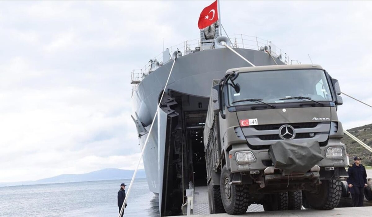 TCG Sancaktar ve TCG Bayraktar gemileriyle deprem bölgesine iş makineleri gönderildi ad-mania