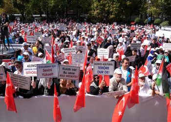 İstanbul’da LGBT propagandasına karşı “Büyük Aile Buluşması” sessiz yürüyüşle sona erdi