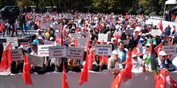 İstanbul’da LGBT propagandasına karşı “Büyük Aile Buluşması” sessiz yürüyüşle sona erdi