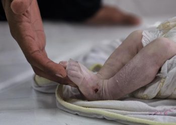 Çocuklar Uyurken Soğuktan Ölmesin Diye Aileler Nöbet Tutuyor !